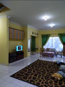 a large living room with a television and a couch at Villa Berastagi Highland No 8-i in Berastagi