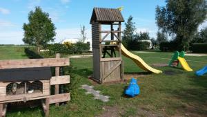 un parque infantil con tobogán y estructura de juegos en Boerderij Hazenveld, en Kockengen