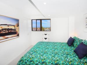 Un dormitorio con una cama grande y una ventana en Parkyn Place 7, en Mooloolaba