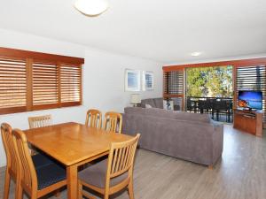 Μια τηλεόραση ή/και κέντρο ψυχαγωγίας στο Riverview II 3
