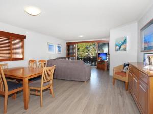 Μια τηλεόραση ή/και κέντρο ψυχαγωγίας στο Riverview II 3