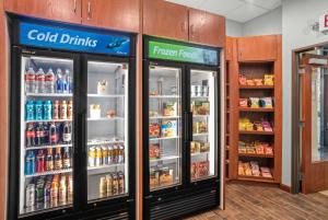 Deux réfrigérateurs dans un magasin de nourriture et de boissons dans l'établissement Howard Johnson by Wyndham Rapid City, à Rapid City