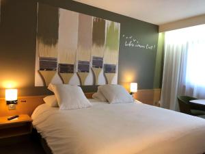 Postel nebo postele na pokoji v ubytování Mercure Reims Parc Des Expositions + 37 fotografií