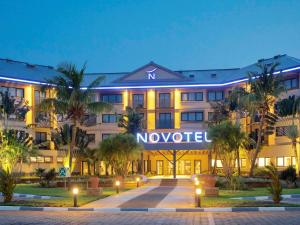 ein Hotel mit einem Schild, das ein Novo Hotel liest in der Unterkunft Novotel Cotonou Orisha in Cotonou