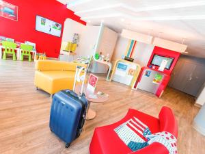 Зона вітальні в ibis Styles Honfleur Centre Historique