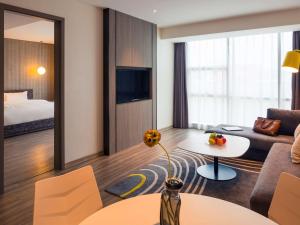 TV a/nebo společenská místnost v ubytování Mercure Shanghai Hongqiao South