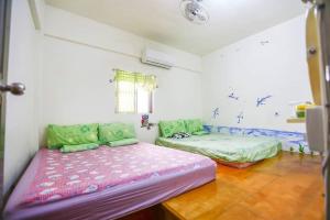 Giường trong phòng chung tại Lanyu Starrynight Homestay