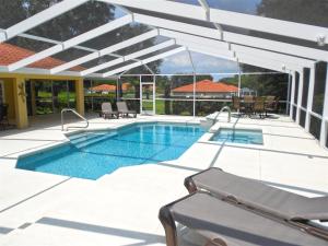 une piscine avec une pergola et une terrasse avec des chaises et une piscine dans l'établissement Villa Havelaar - Executive - 3 bedroom, à Inverness