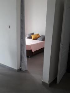 土巴迪亚劳Appartement vue sur mer的白色房间里有一张床的卧室