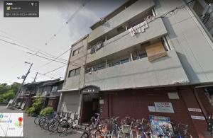 un grupo de bicicletas estacionadas fuera de un edificio en EX Tenjinnomori Apartment 104, en Osaka