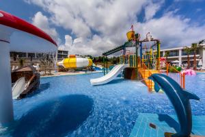 un parque acuático con un tobogán de agua y un tobogán de agua en Caretta Paradise Resort & WaterPark en Tragaki