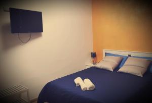 A bed or beds in a room at Notti Rosa B&B