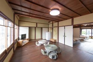 高岛市Takashima Jinya的带桌子和床的客厅