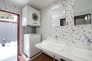 La salle de bains est pourvue d'un lavabo et d'un lave-linge. dans l'établissement Takashima Jinya, à Takashima