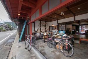 um grupo de bicicletas estacionadas ao lado de um edifício em Takashima Jinya em Takashima