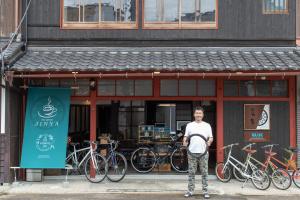 在Takashima Jinya内部或周边骑自行车