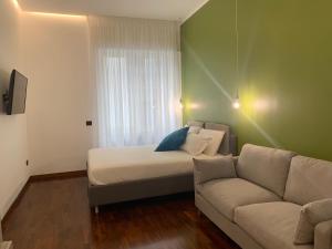 ナポリにあるCellamare Suite & Spaのリビングルーム(ベッド1台、ソファ付)
