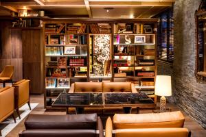 um quarto com mesa, cadeiras e livros em Schweizerhof Zermatt - a Small Luxury Hotel em Zermatt