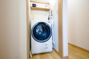 eine Waschmaschine und ein Trockner in einem Zimmer in der Unterkunft FUJI-AKATSUKI Enn in Fujikawaguchiko