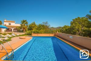 una imagen de una piscina en una casa en Villa Joaquin by Abahana Villas, en Benissa