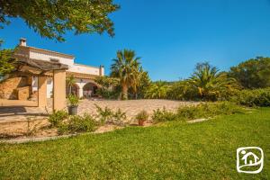 una vista exterior de una casa con palmeras en Villa Joaquin by Abahana Villas, en Benissa