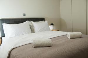Postel nebo postele na pokoji v ubytování Piraeus Seaview Elegant Apartments