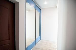 ソチにあるАпартаменты в Сочиの鏡と扉付きの廊下