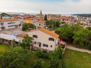 una vista aérea de una pequeña ciudad con edificios en Apartments Centar 365, en Fažana 19 fotos más