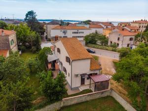 una vista aérea de una ciudad con casas en Apartments Centar 365, en Fažana