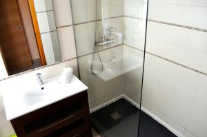 A bathroom at Brisas A1, 2 dormitorios, playa a 50m, by Bookindenia Még 7 kép
