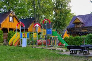 um parque infantil em frente a uma casa com escorrega em Ośrodek Wypoczynkowy Babiński em Władysławowo