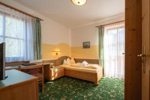 Łóżko lub łóżka w pokoju w obiekcie Hotel Krimmlerfälle