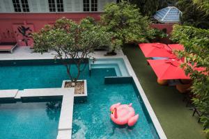 une piscine avec un flamingo rose dans l'eau dans l'établissement Sandalay Resort, à Pattaya