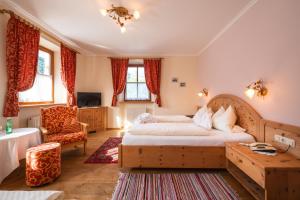 Łóżko lub łóżka w pokoju w obiekcie Hotel Krimmlerfälle