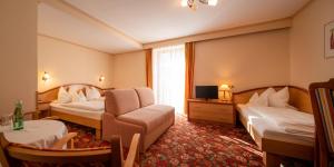 Łóżko lub łóżka w pokoju w obiekcie Hotel Krimmlerfälle