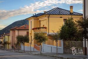 a yellow house on the side of a street at Casa Oliva Quero in Quero