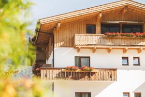 Ein Balkon oder eine Terrasse in der Unterkunft Der Dolomitenhof - Tristach