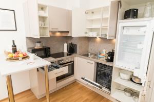 Kuchnia lub aneks kuchenny w obiekcie Prater Balcony Suite