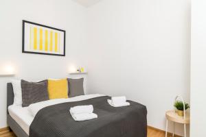 sypialnia z łóżkiem i dwiema poduszkami w obiekcie Prater Balcony Suite w Wiedniu