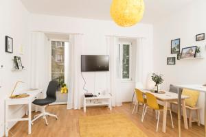biały salon ze stołem i krzesłami w obiekcie Prater Balcony Suite w Wiedniu