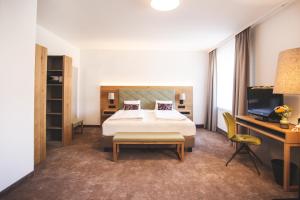 Ein Bett oder Betten in einem Zimmer der Unterkunft Der Dolomitenhof - Tristach