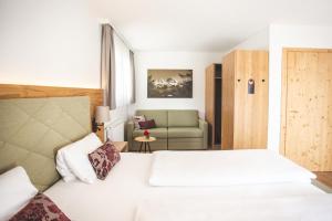 Ein Bett oder Betten in einem Zimmer der Unterkunft Der Dolomitenhof - Tristach