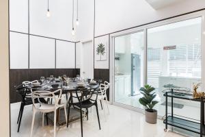 Ресторан / где поесть в MIQ Asoke808 Pool Villa - Asoke BTS 16 Pax