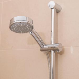 prysznic z głowicą prysznicową w łazience w obiekcie Prater Balcony Suite w Wiedniu +37 zdjęć