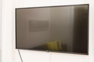 Telewizja i/lub zestaw kina domowego w obiekcie Prater Balcony Suite