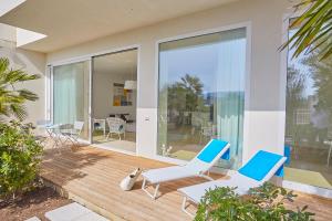 a patio with blue and white chairs on a deck at CASA sugli SCOGLI in Fontane Bianche