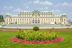 duży budynek z fontanną przed nim w obiekcie Prater Balcony Suite w Wiedniu