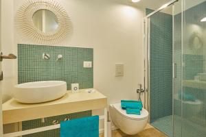 a bathroom with a toilet and a sink and a shower at CASA sugli SCOGLI in Fontane Bianche +38 photos