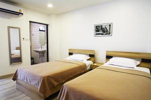 una camera d'albergo con due letti e un bagno di 398 HOSTEL a Bangkok