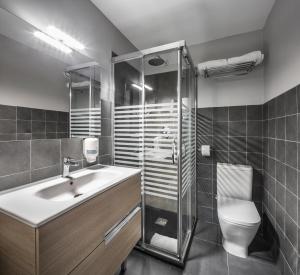 a bathroom with a sink, toilet and bathtub at Mon Suites San Nicolas in Valencia